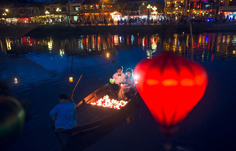 Boat trip on Hoai river and drop flower lights